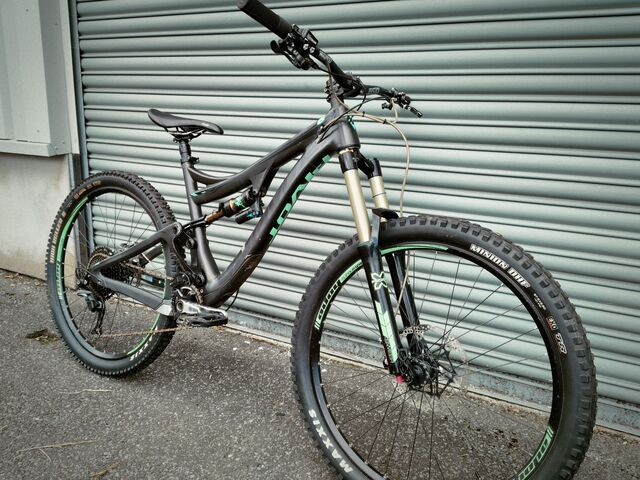 PIVOT CYCLES Mach 6 Carbon in Black - Green Medium 2017 click to zoom image
